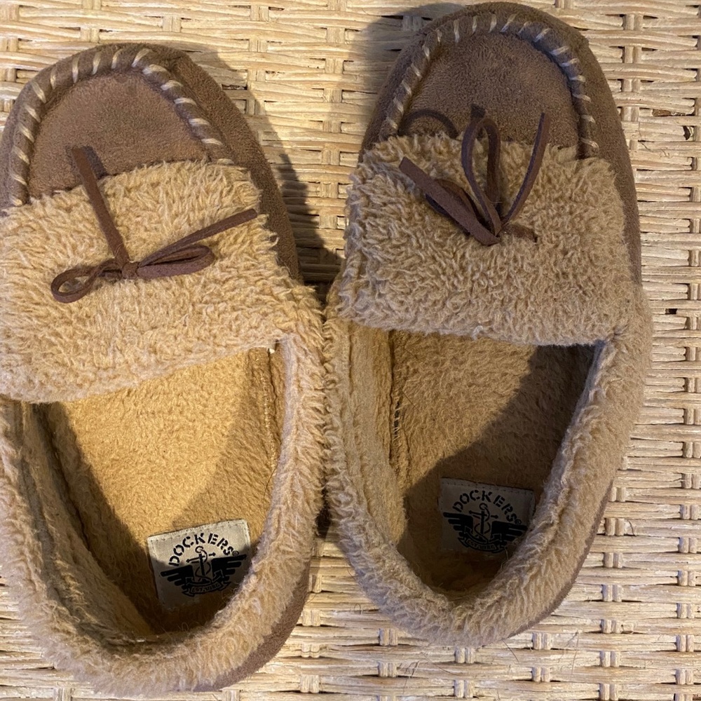 Boys Slippers. Large 2/3. Dockers.